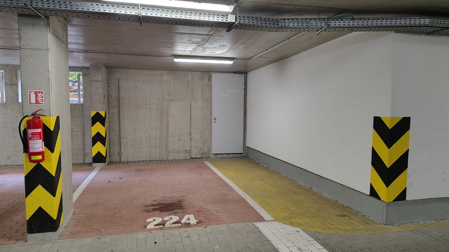 Pronájem garážového stání 15 m2, Praha - Střížkov