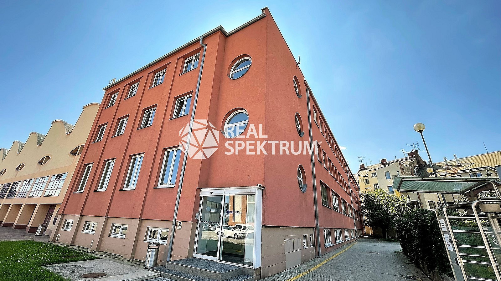 Pronájem kanceláře 484 m²