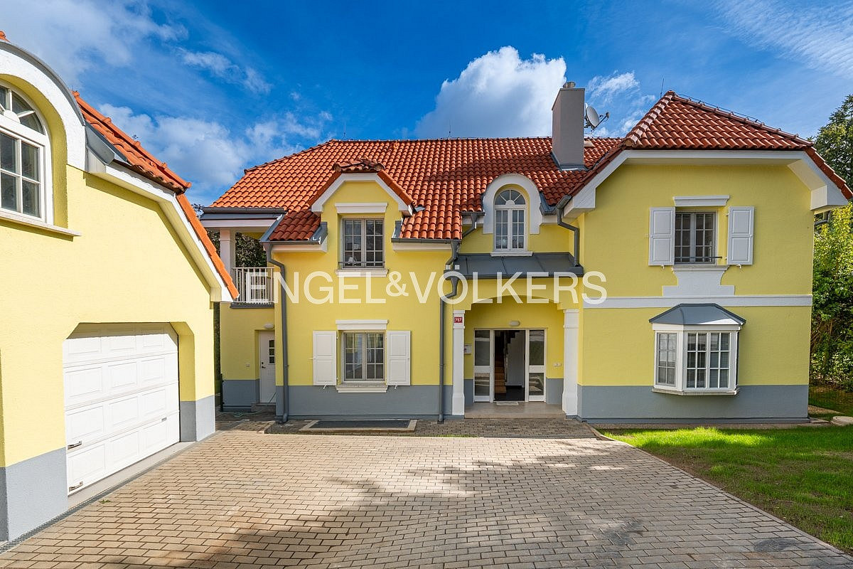 Pronájem domu 302 m² s pozemkem 737 m²