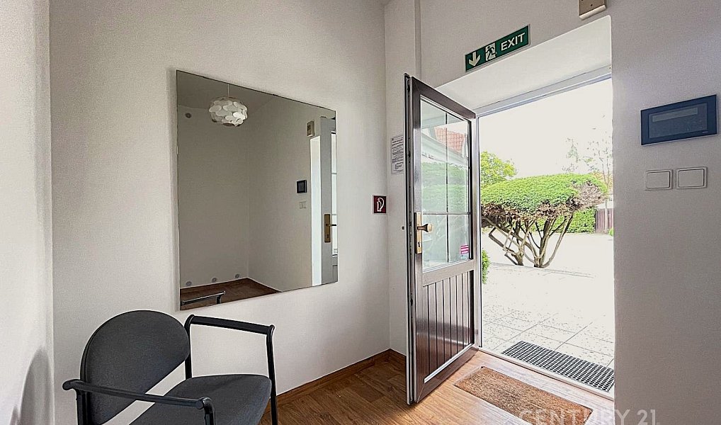 Pronájem komerčního objektu (jiného typu) 740 m², Jesenice – náhled fotky 2