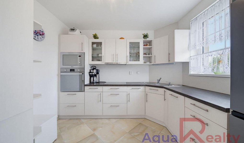 Prodej domu 206 m² s pozemkem 907 m², Nová Role – náhled fotky 2
