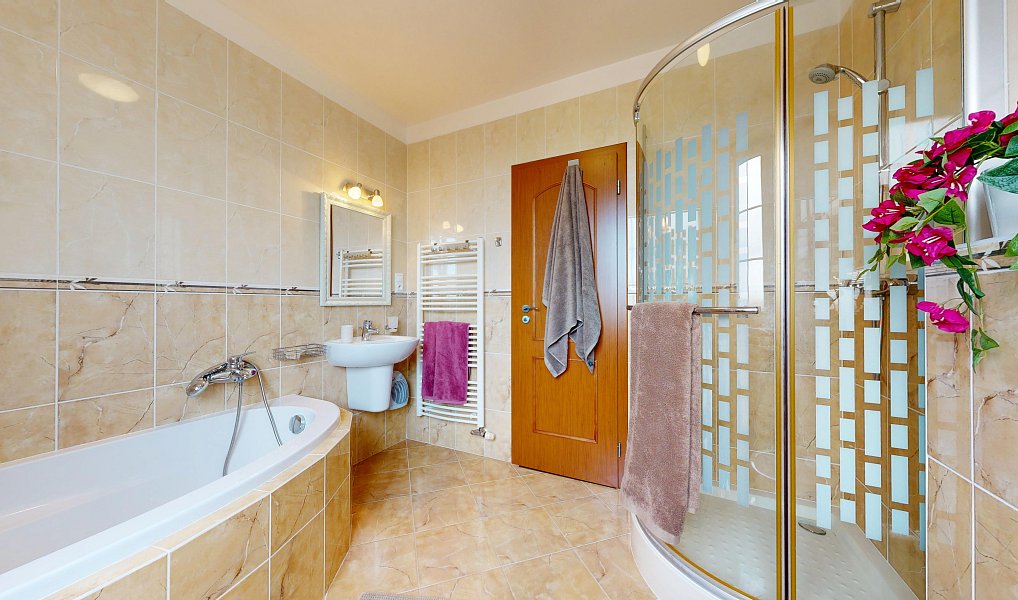 Prodej domu 225 m² s pozemkem 807 m², Bašť – náhled fotky 36