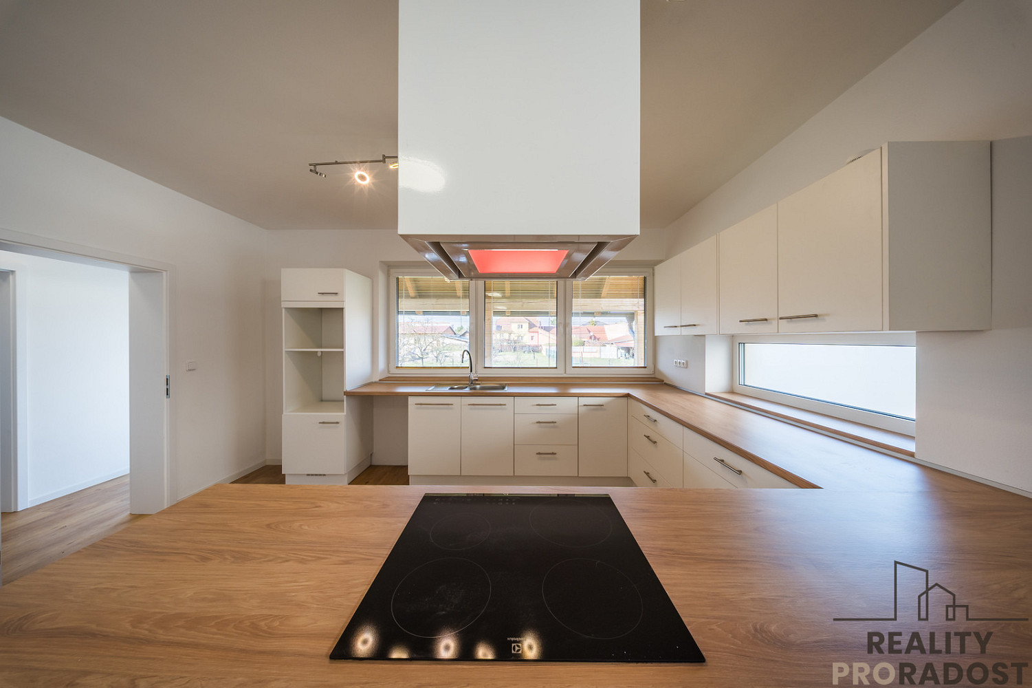 Prodej domu 225 m² s pozemkem 320 m² – fotografie 2