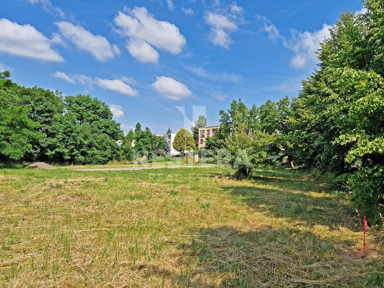 Prodej stavebního pozemku 897 m² – fotografie 3