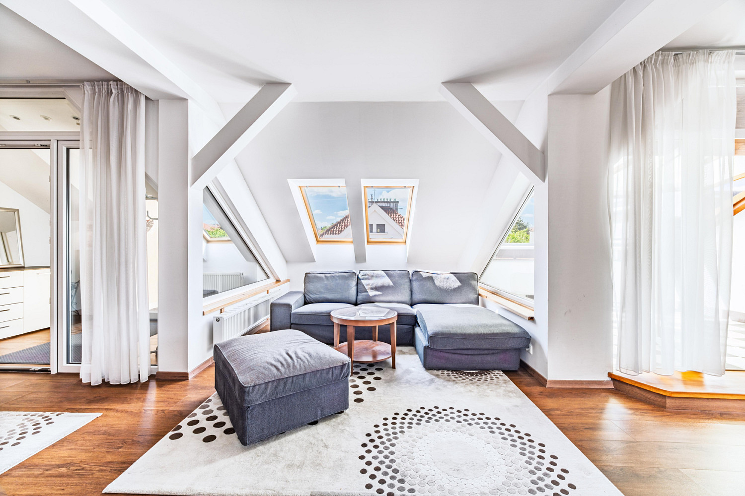 Pronájem bytu 4+kk 198 m² – pohled 3
