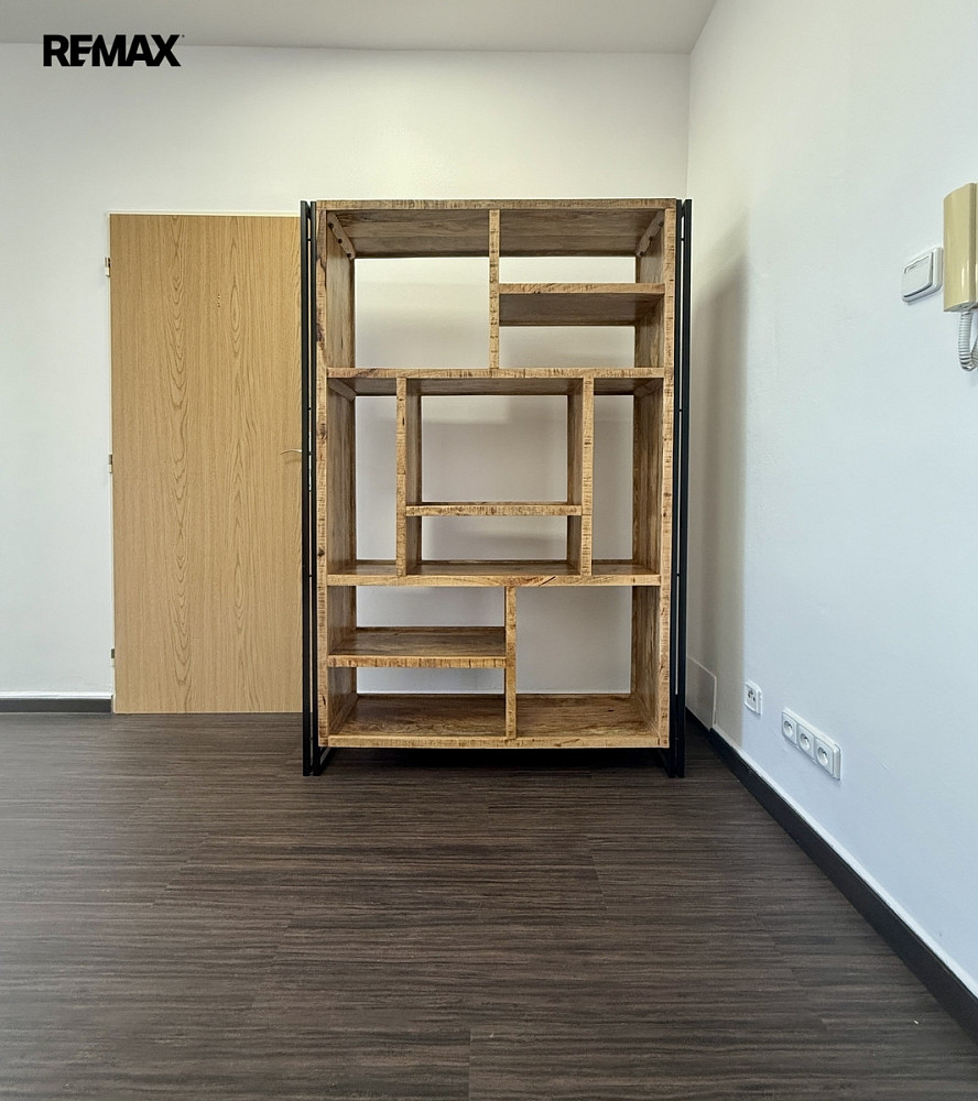 Pronájem kanceláři s parkováním – pohled 4