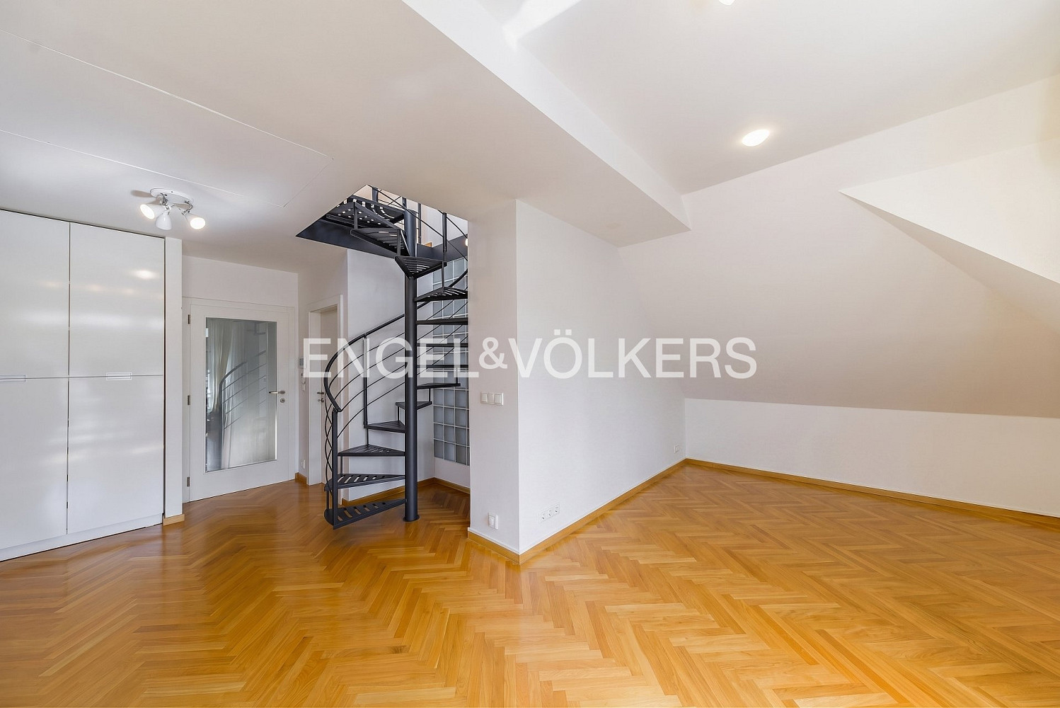 Prodej domu 434 m² s pozemkem 633 m² – další