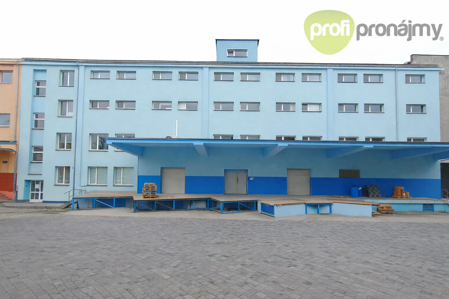 Pronájem obchodních prostor 587 m²