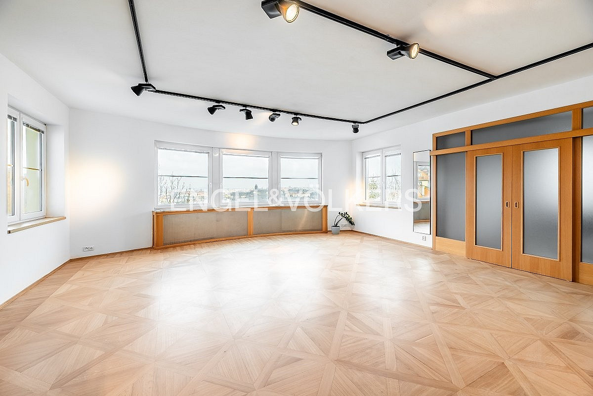Pronájem domu 801 m² s pozemkem 1 299 m²