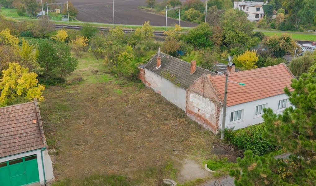 Prodej stavebního pozemku 1 387 m², Hrušky – fotka 1 z 8