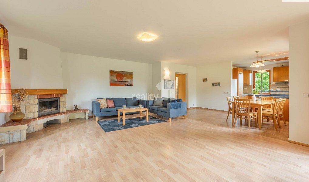 Prodej domu 200 m² s pozemkem 1 008 m², Kamenice – náhled fotky 2