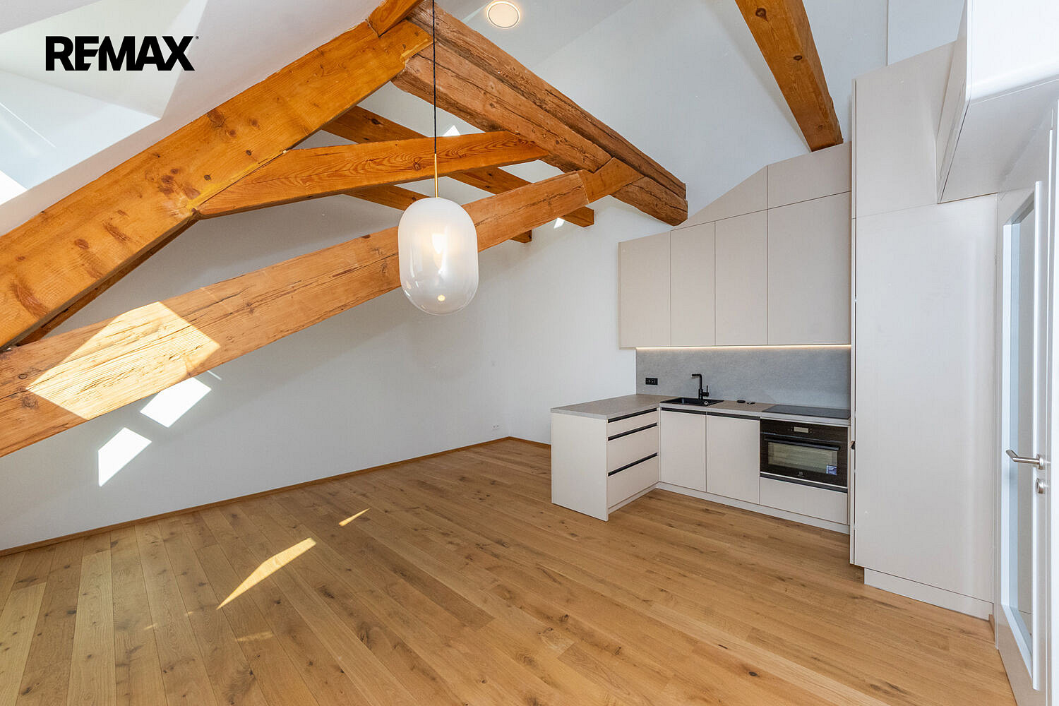 Pronájem bytu 2+kk 62 m² – fotografie 3