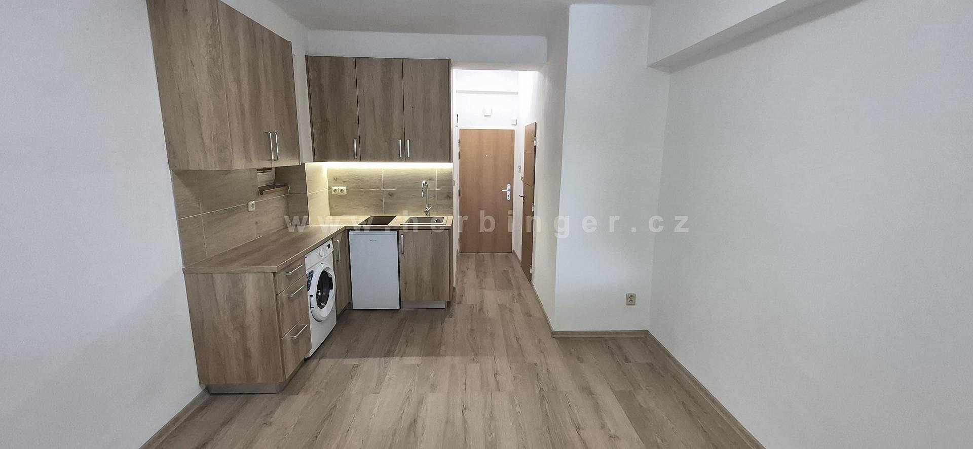 Pronájem bytu 1+kk 18 m² — photo 2