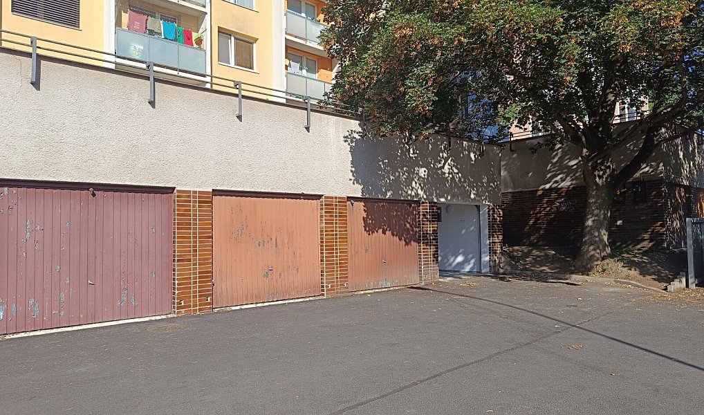 Garáž s elektrickými vraty v Komíně, Brno – náhled fotky 13