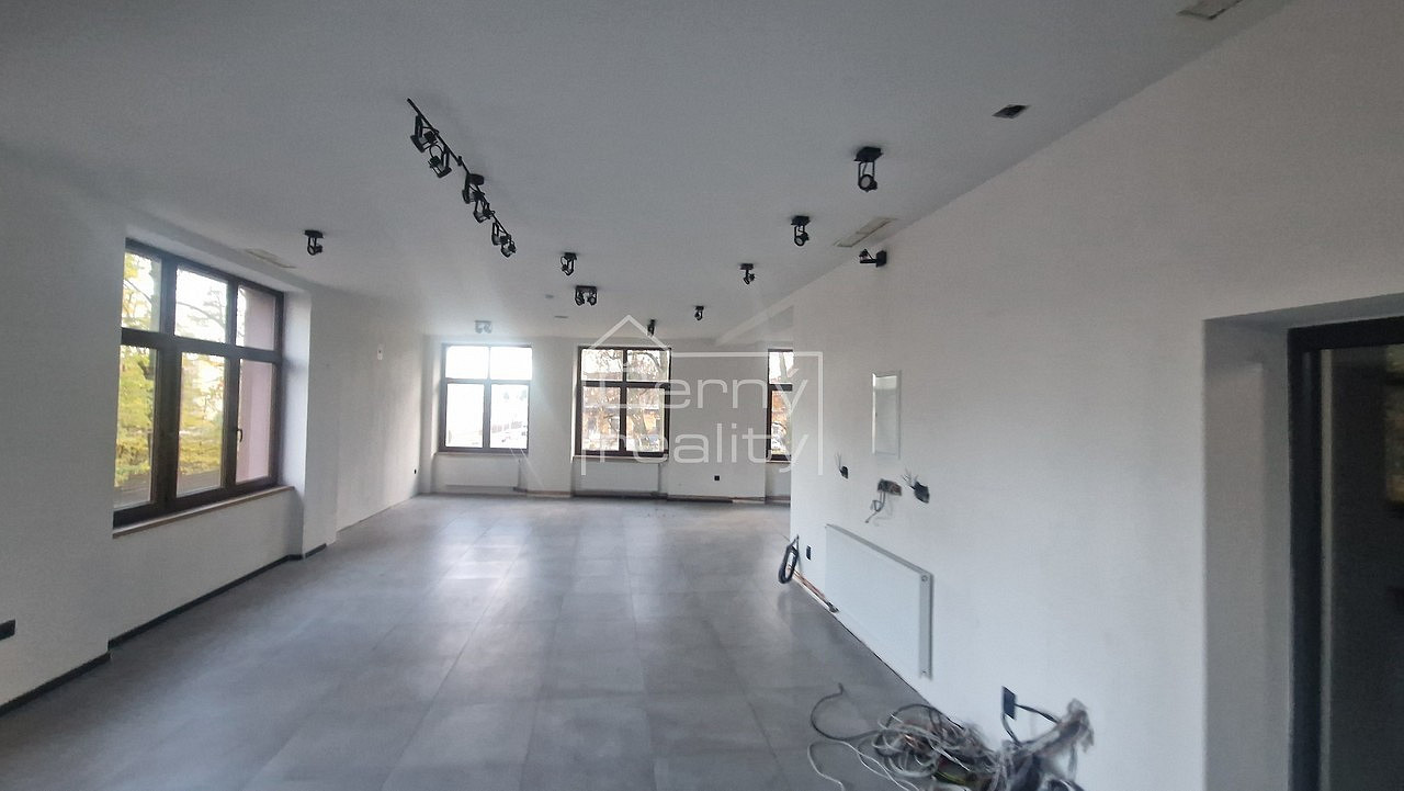 Pronájem luxusních nebytových prostor (120 m²) s bytem 2+kk (45 m²) v Hronově, 1. patro – další
