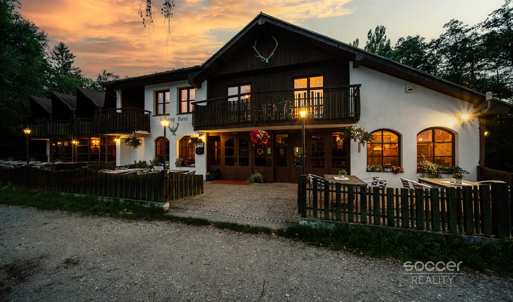 Prodej ubytovacího objektu 1 150 m², Loučeň – náhled fotky 2