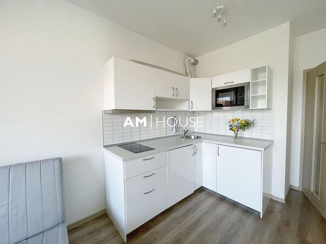 Pronájem bytu 1+kk 28 m² – fotografie 4