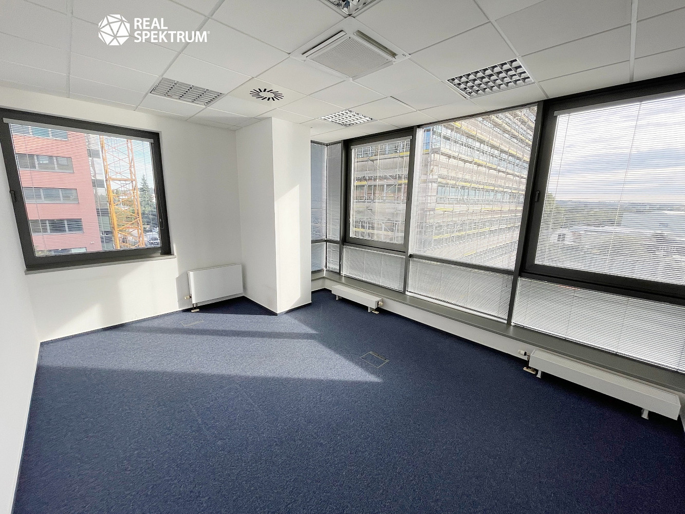 Pronájem kanceláře 577 m² – fotografie 2