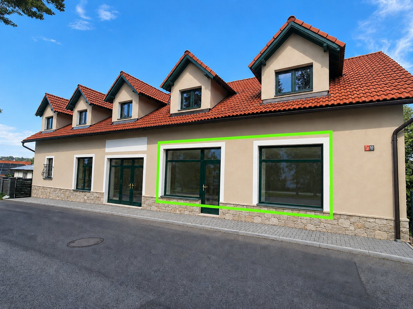 Pronájem obchodních prostor 150 m²