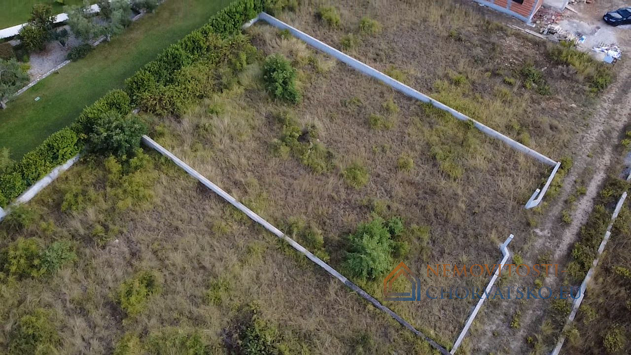 Prodej stavebního pozemku 640 m² – pohled 2