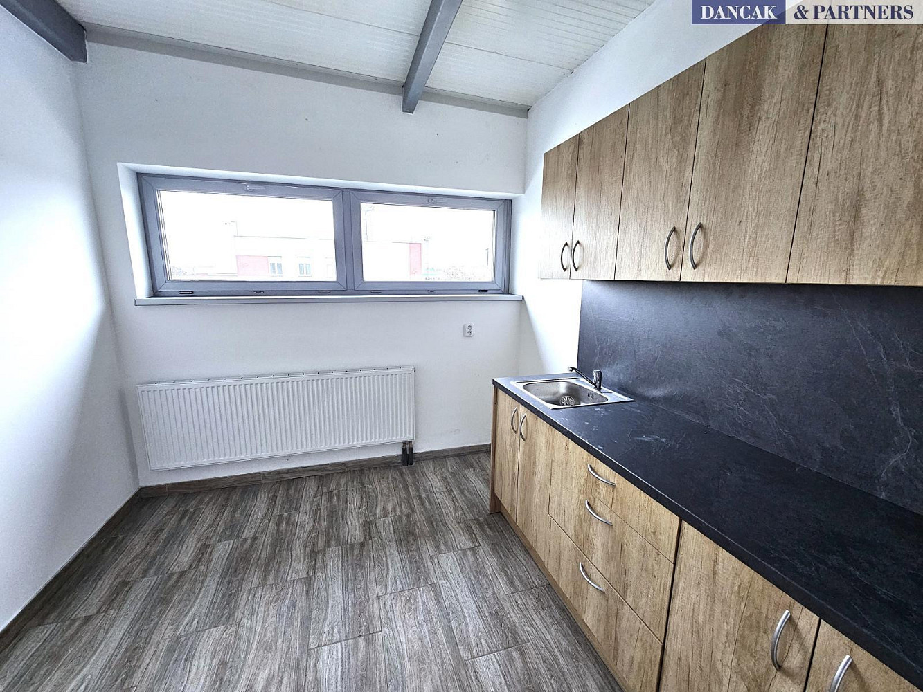 Pronájem kanceláře 50 m² – fotografie 3