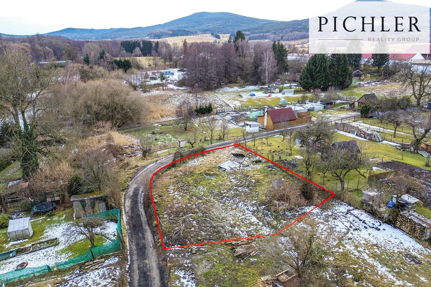 Prodej stavebního pozemku 653 m² – fotografie 2