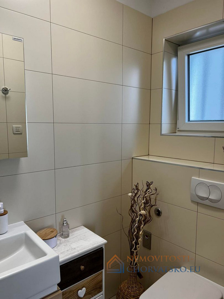 Pronájem bytu 2+kk 104 m² – pohled 6