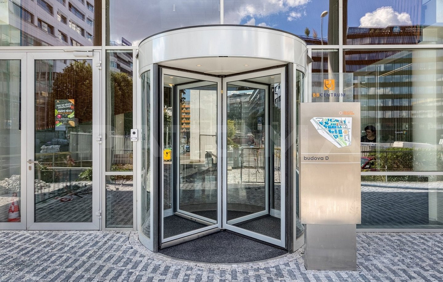 Pronájem kanceláře 622 m² – fotografie 5
