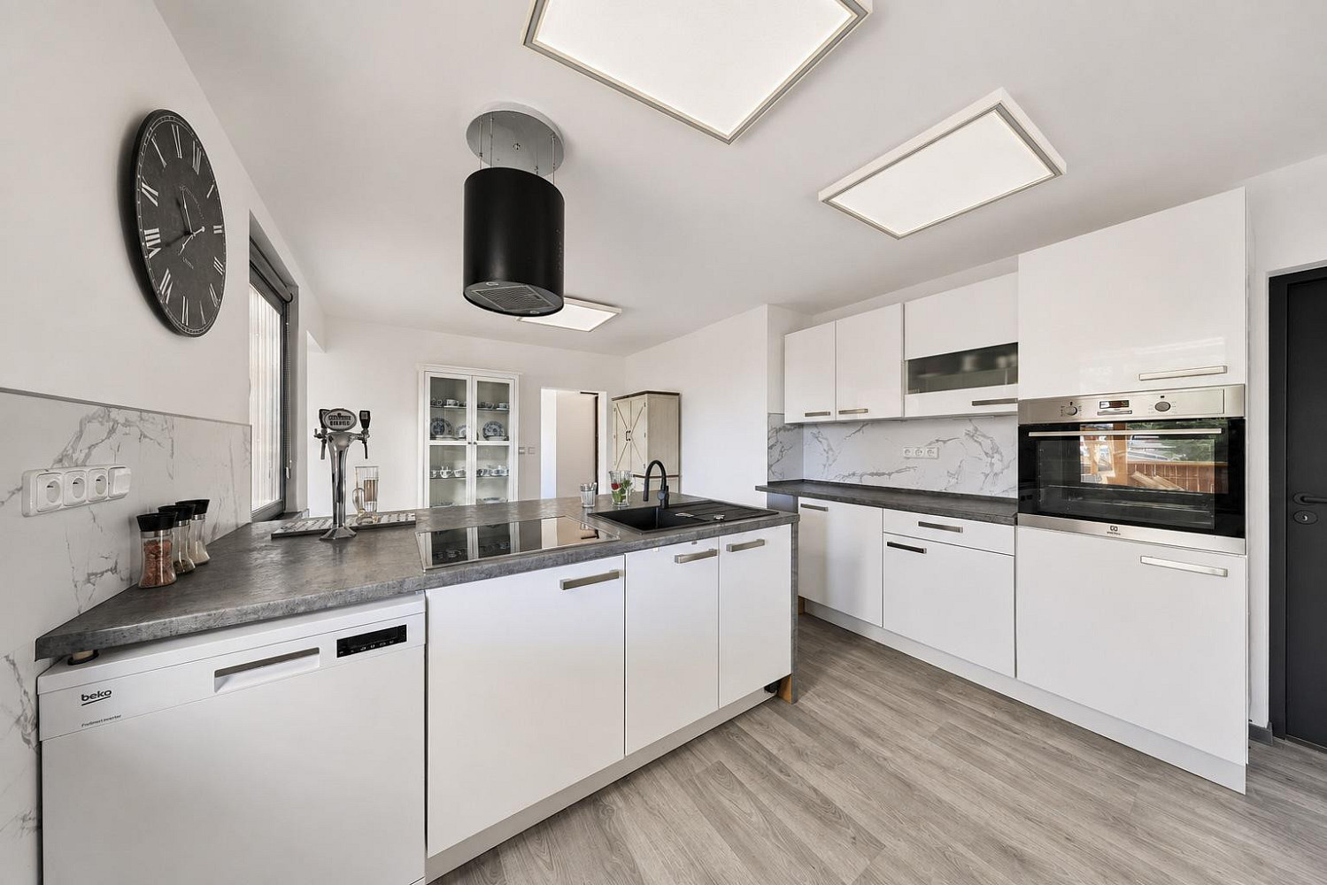 Prodej domu 181 m² s pozemkem 889 m² – fotografie 2