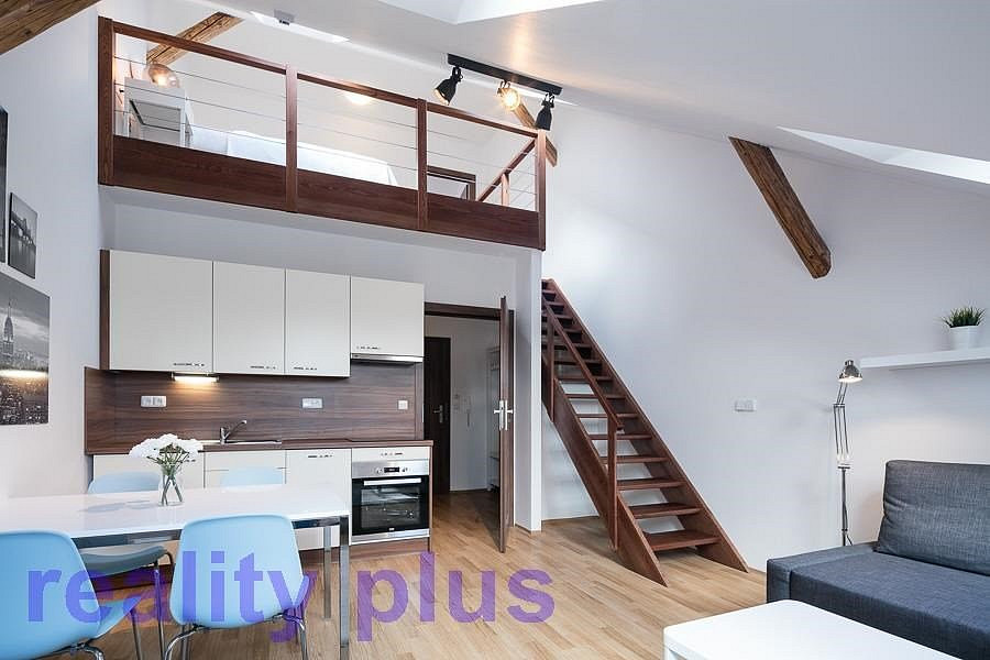 Pronájem bytu 3+kk 77 m² – pohled 2