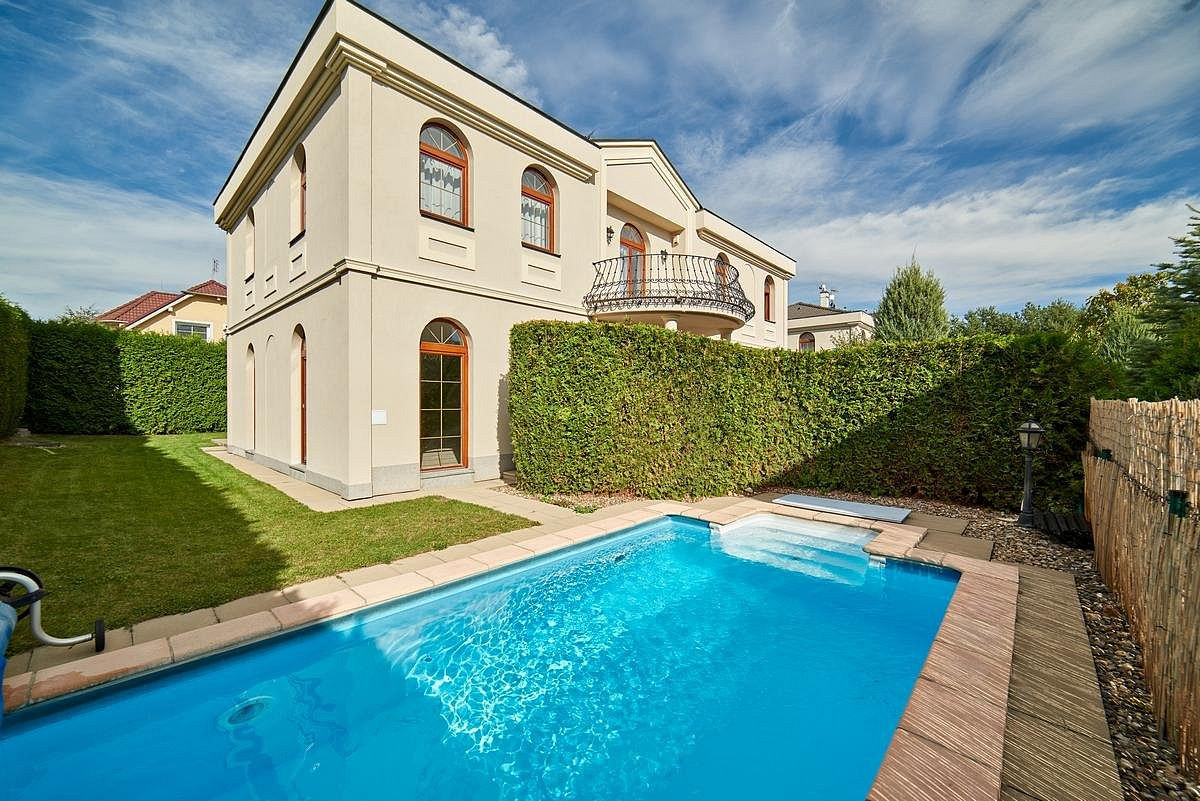 Pronájem domu 254 m² s pozemkem 779 m²