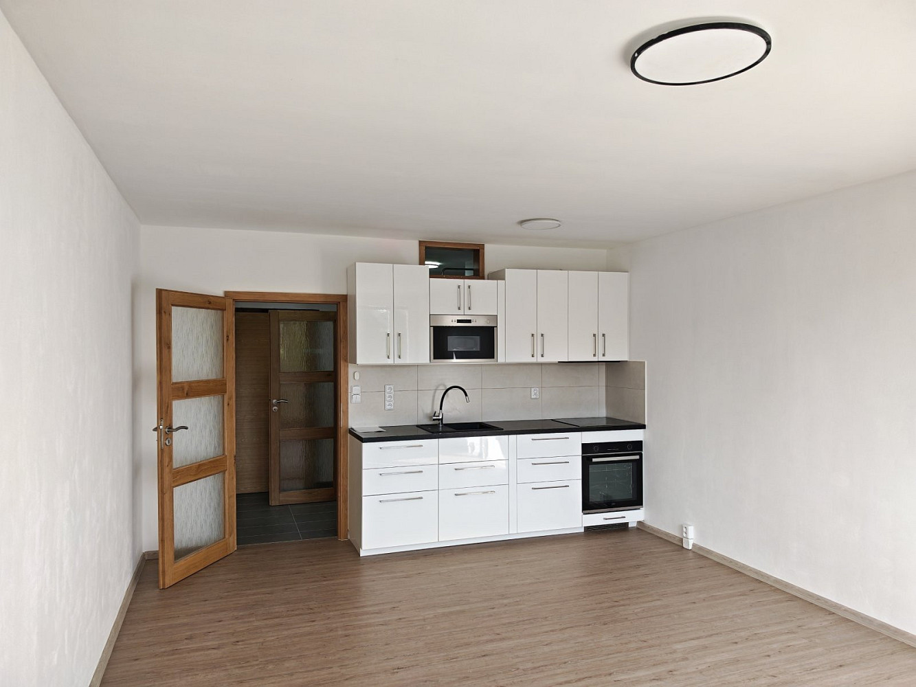 Pronájem bytu 1+kk 28 m² – fotografie 3