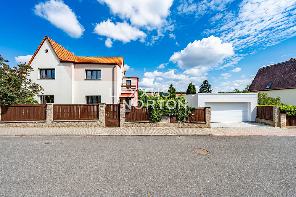Pronájem domu 230 m² s pozemkem 859 m²