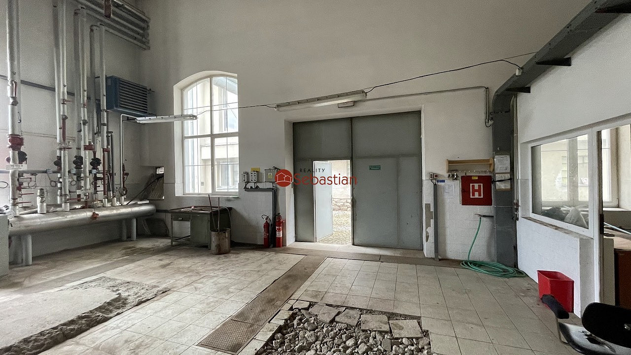 Pronájem komerčního objektu (jiného typu) 185 m² — photo 2