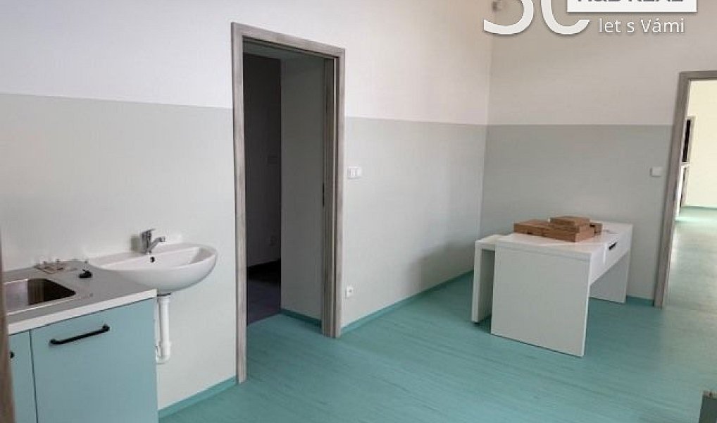 Pronájem obchodních prostor 200 m², Vsetín – náhled fotky 17