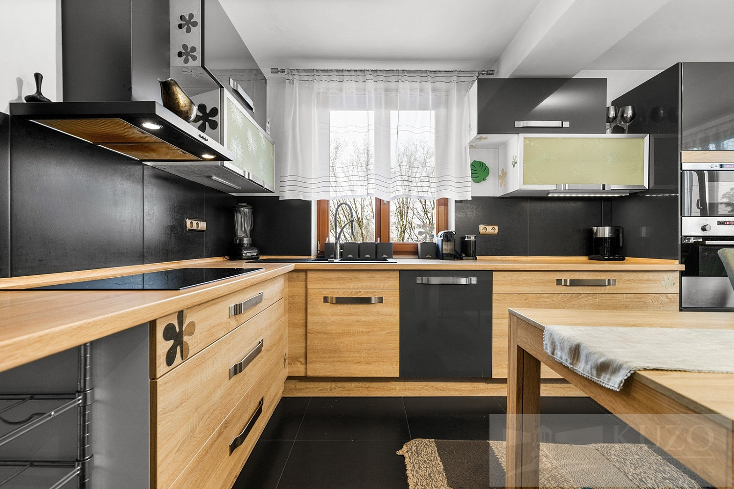 Prodej domu 230 m² s pozemkem 992 m² – pohled 2