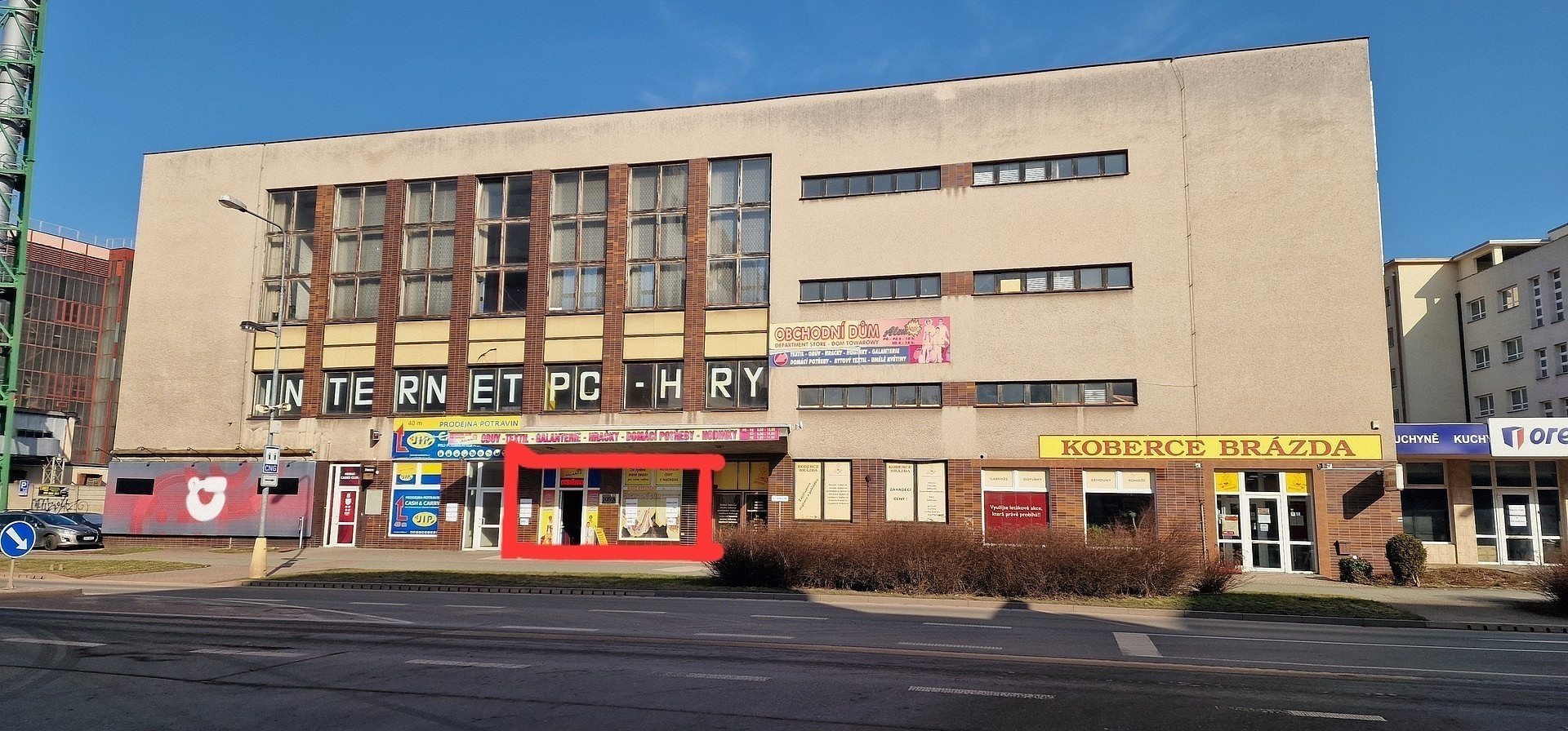 Pronájem obchodních prostor 700 m²