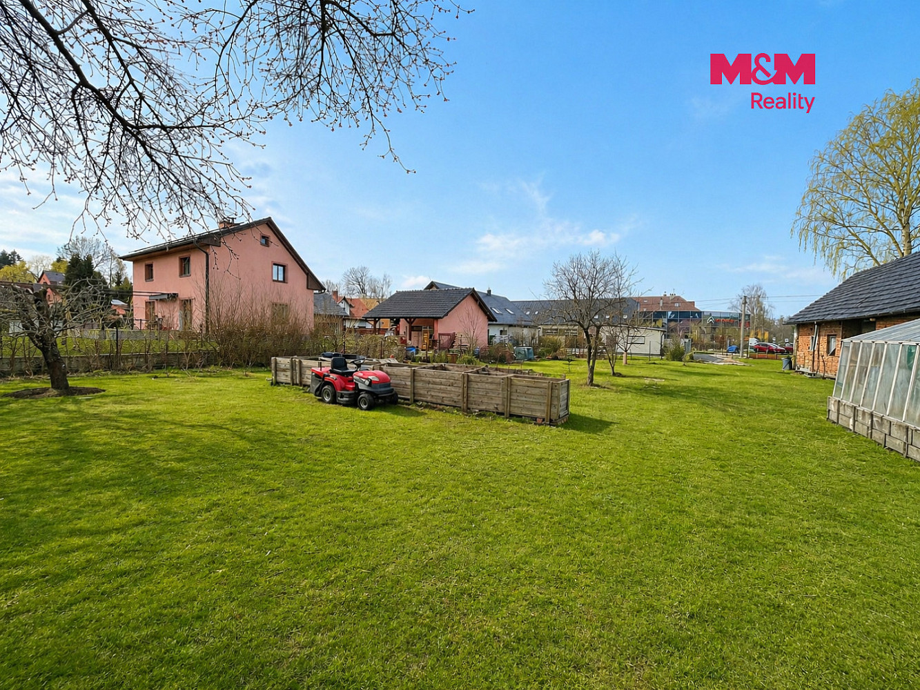 Prodej stavebního pozemku 706 m² – fotografie 2