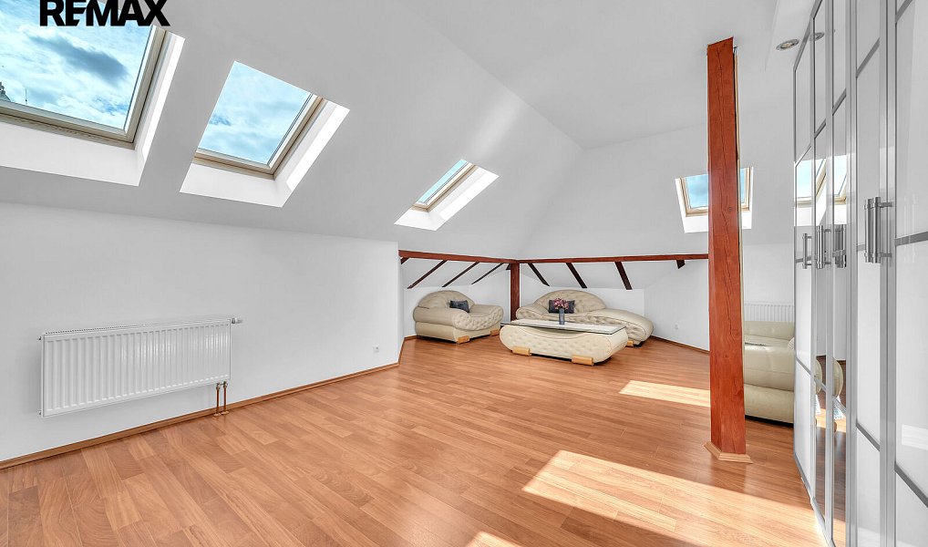 Prodej domu 285 m² s pozemkem 968 m², Šestajovice – náhled fotky 24