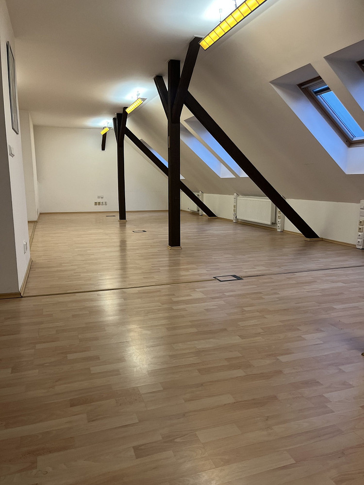Pronájem kanceláře 136 m²