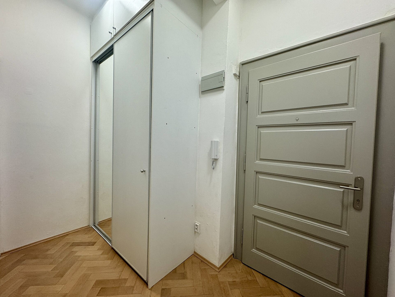Pronájem bytu 2+kk 48 m² – fotografie 2