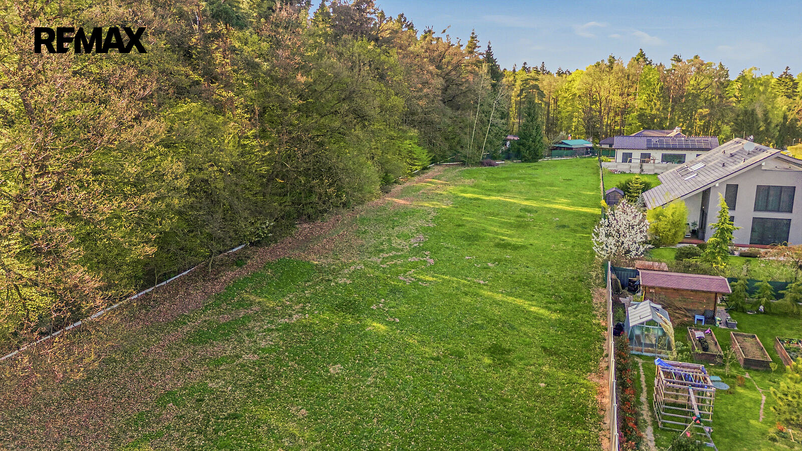 Prodej stavebního pozemku 2 112 m² – fotografie 2