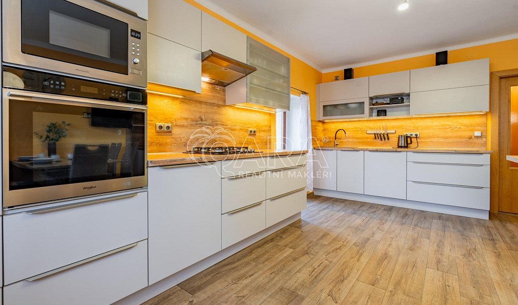 Prodej domu 320 m² s pozemkem 1 701 m², Mořina – náhled fotky 2