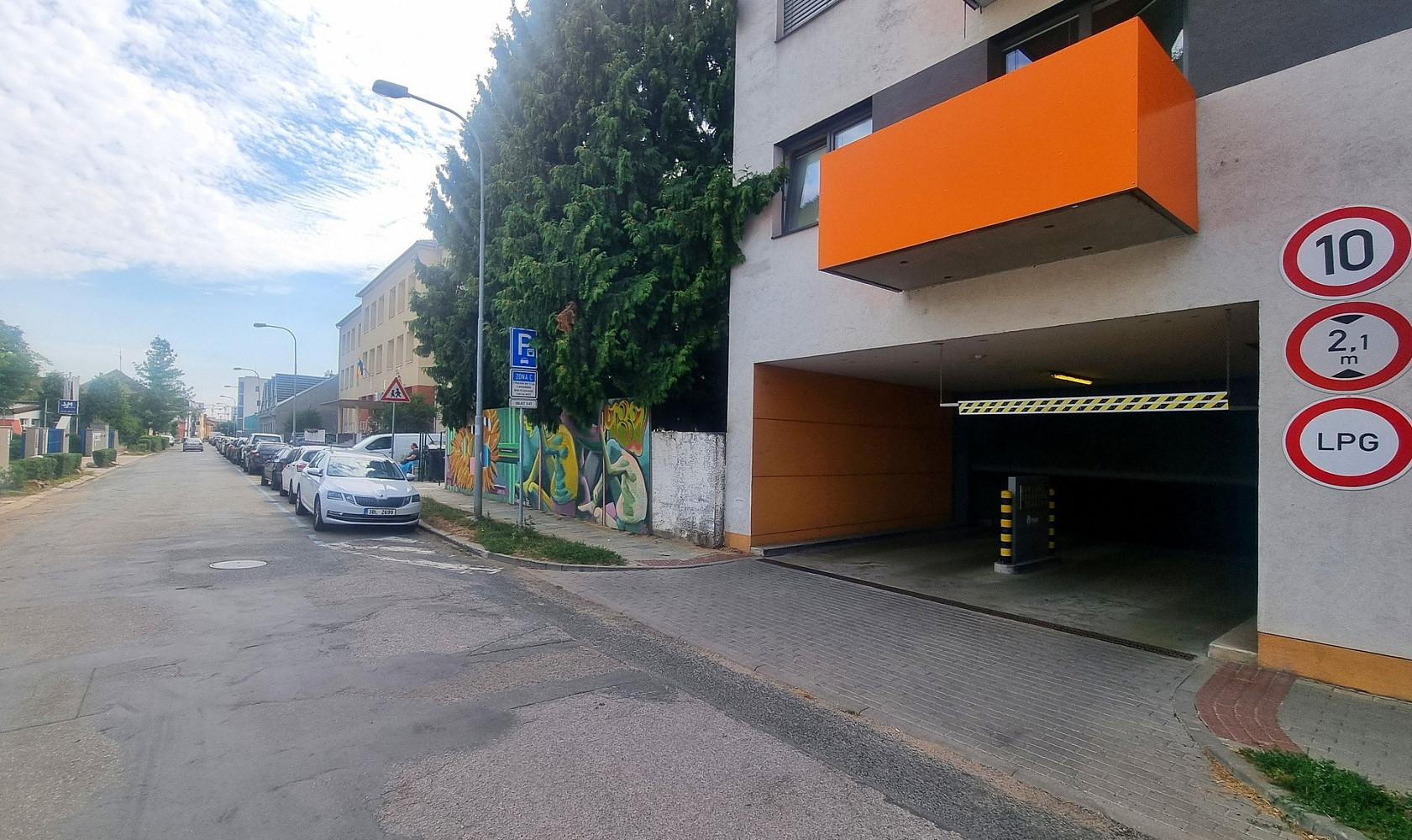 Pronájem garážového stání, Park rezidence na Mojmírově náměstí v Králově Poli, vjezd z ulice Košinov