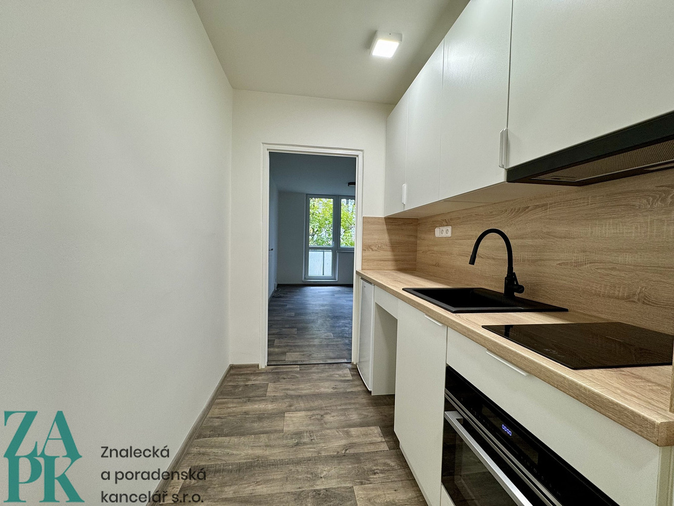 Pronájem bytu 1+kk 28 m² – fotografie 3
