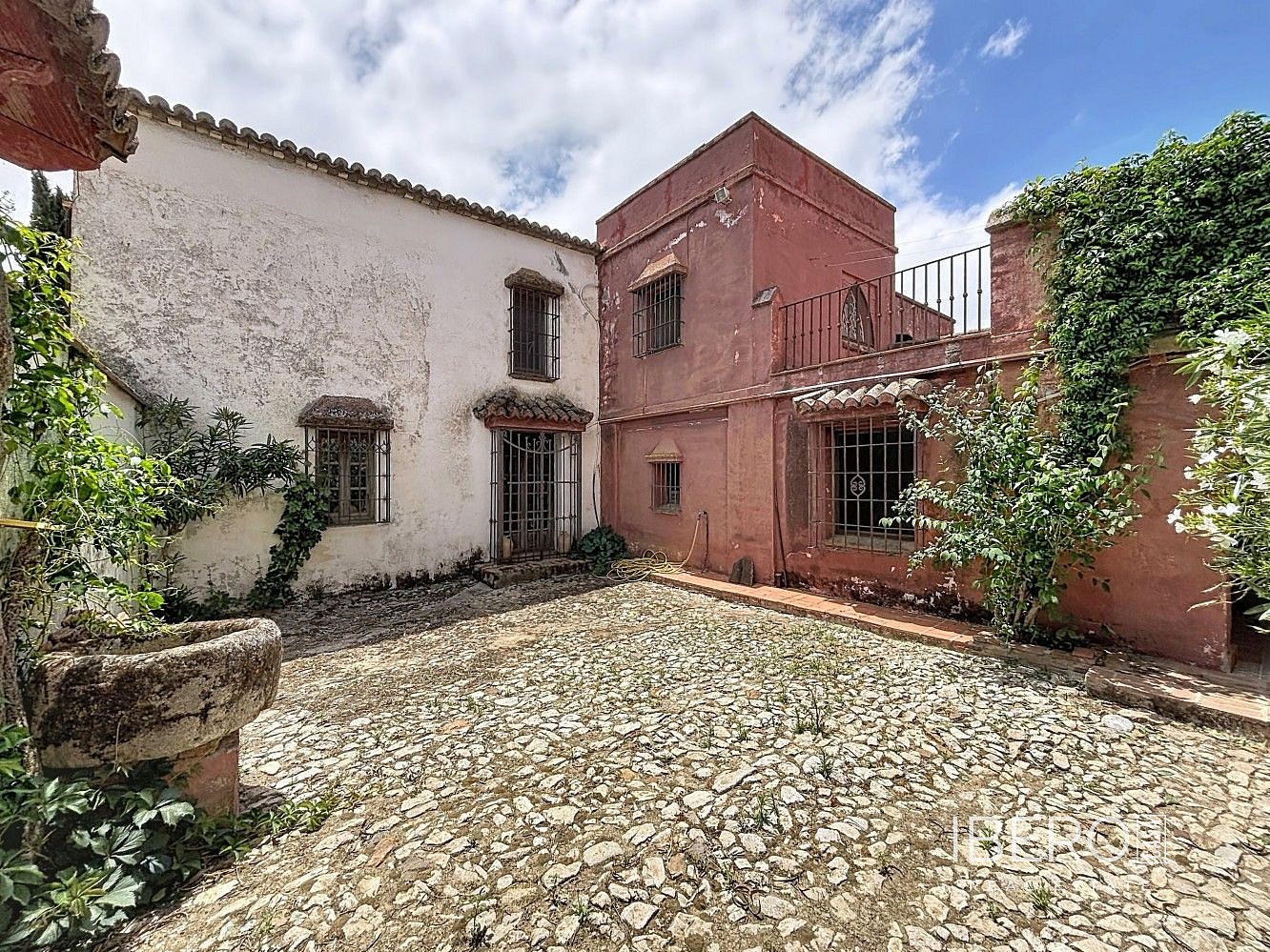 Prodej domu 943 m² s pozemkem 331 245 m²