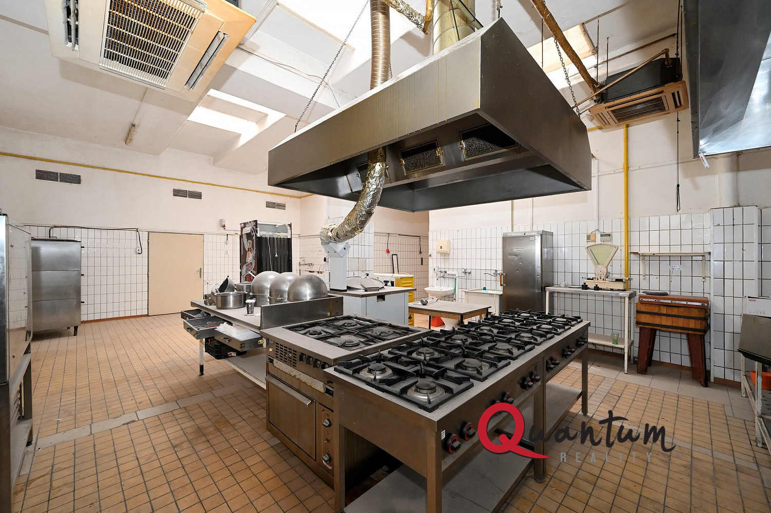 Pronájem komerčního objektu (jiného typu) 374 m²