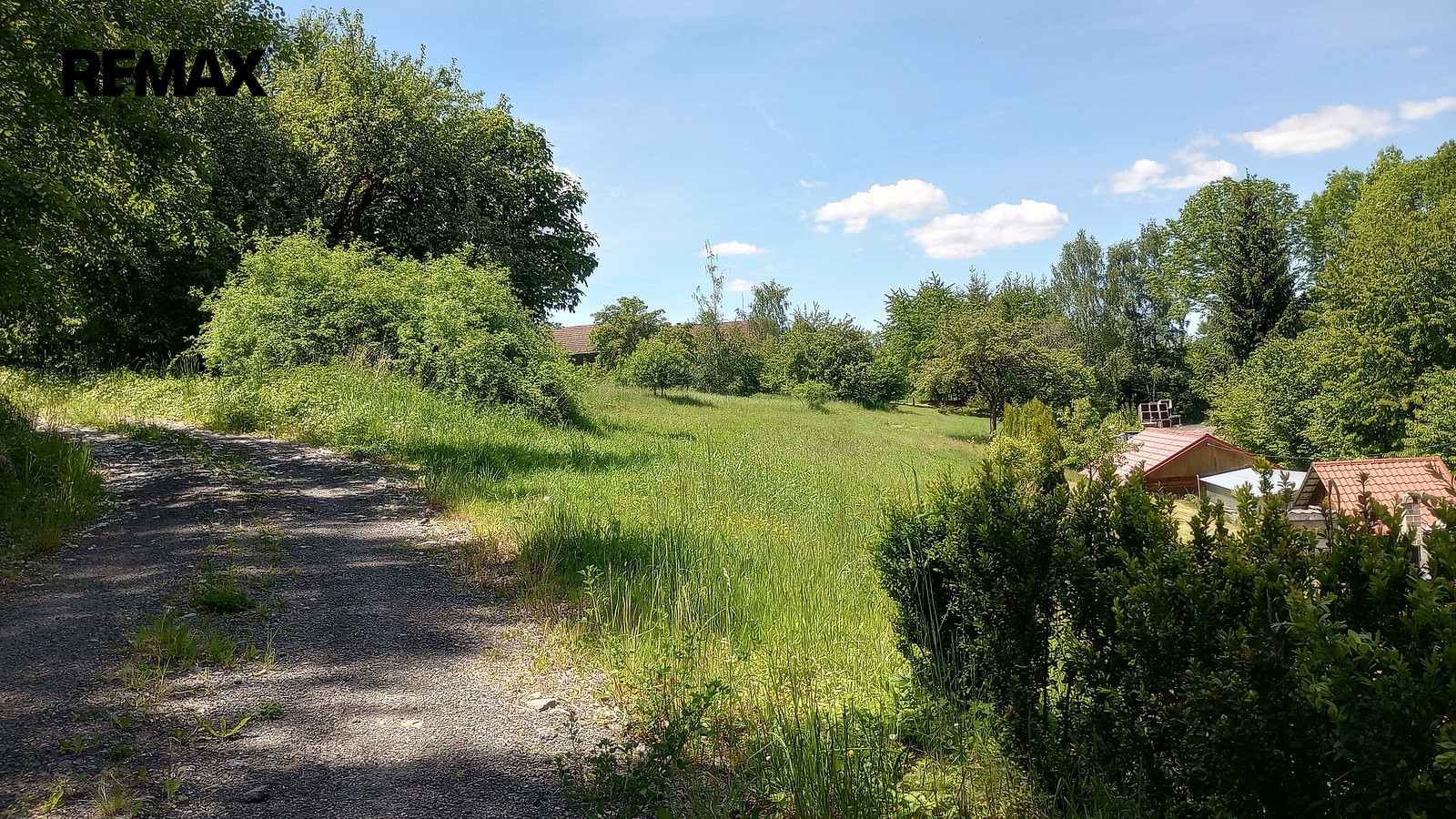 Prodej stavebního pozemku 946 m² – fotografie 2