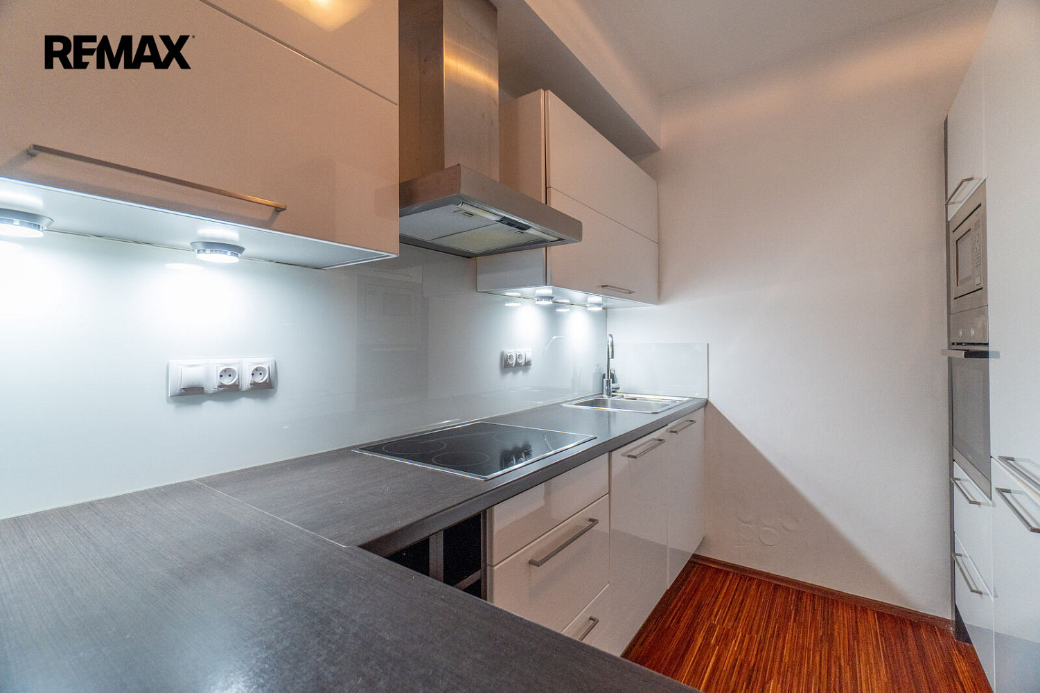 Pronájem bytu 2+kk 56 m² – fotografie 3