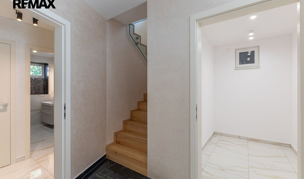 Prodej domu 244 m² s pozemkem 810 m², Praha – náhled fotky 12